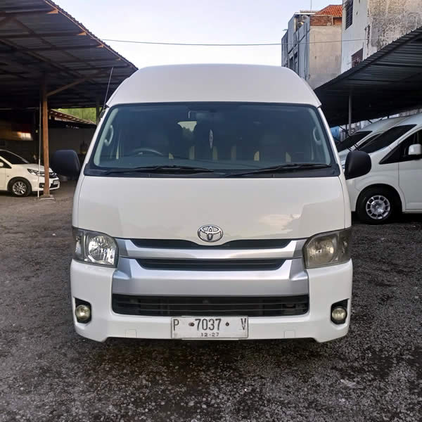 Tampak Depan Toyota Hiace 14 seater untuk Antar Jemput Bandara Ngurah Rai (DPS) Denpasar Bali ke Cikarang Jawa Barat dan Carter Mobil