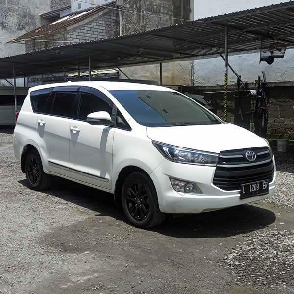 Tampak Samping Toyota Innova 6 seater untuk Antar Jemput Bandara Ngurah Rai (DPS) Denpasar Bali ke Cikarang Jawa Barat dan Carter Mobil