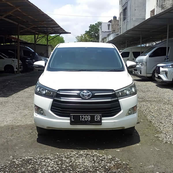 Tampak Depan Toyota Innova 6 seater untuk Antar Jemput Bandara Ngurah Rai (DPS) Denpasar Bali ke Cikarang Jawa Barat dan Carter Mobil