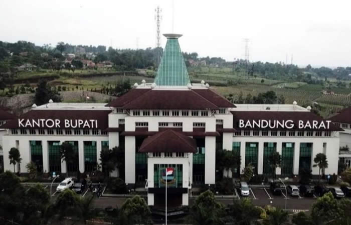 We provide Ngurah Rai International Airport, Denpasar (DPS), Bali pick-up and drop-off services to Bandung Barat, West Java, along with reliable inter-hotel transfer to all destinations in Bali, East Java, Central Java, Yogyakarta, West Java, Jakarta, Banten, private car and van rental with driver in a range of well-maintained, air-conditioned vehicles, including Toyota Avanza 5-seater car, Toyota Innova 6-seater car, and Toyota Hiace 14-seater van to suit your travel needs.