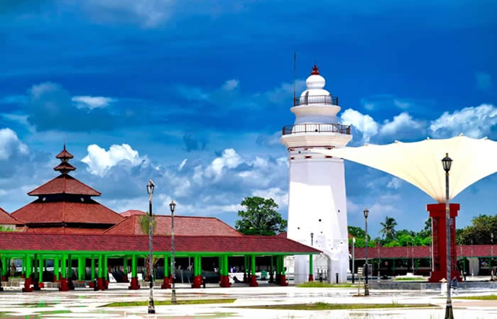 We provide Ngurah Rai International Airport, Denpasar (DPS), Bali pick-up and drop-off services to Banten, along with reliable inter-hotel transfer to all destinations in Bali, East Java, Central Java, Yogyakarta, West Java, Jakarta, Banten, private car and van rental with driver in a range of well-maintained, air-conditioned vehicles, including Toyota Avanza 5-seater car, Toyota Innova 6-seater car, and Toyota Hiace 14-seater van to suit your travel needs.