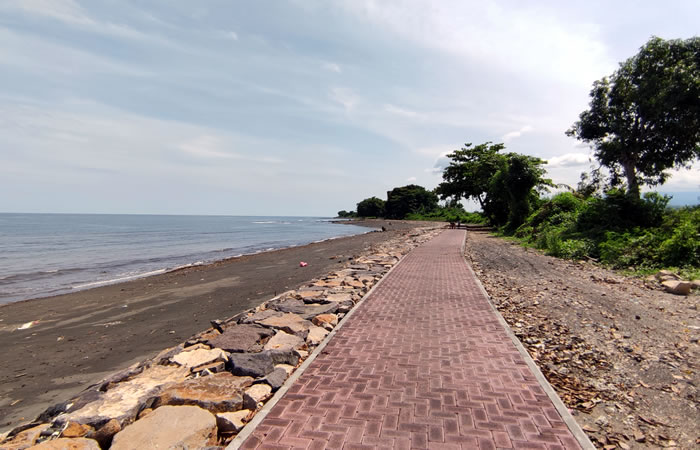 We provide Ngurah Rai International Airport, Denpasar (DPS) pick-up and drop-off services to Seririt, along with reliable inter-hotel transfers to all destinations in Bali, East Java, Central Java, Yogyakarta, West Java, Jakarta, Banten, private car and van rental with driver in a range of well-maintained, air-conditioned vehicles, including Toyota Avanza 5-seater car, Toyota Innova 6-seater car, and Toyota Hiace 14-seater van to suit your travel needs.