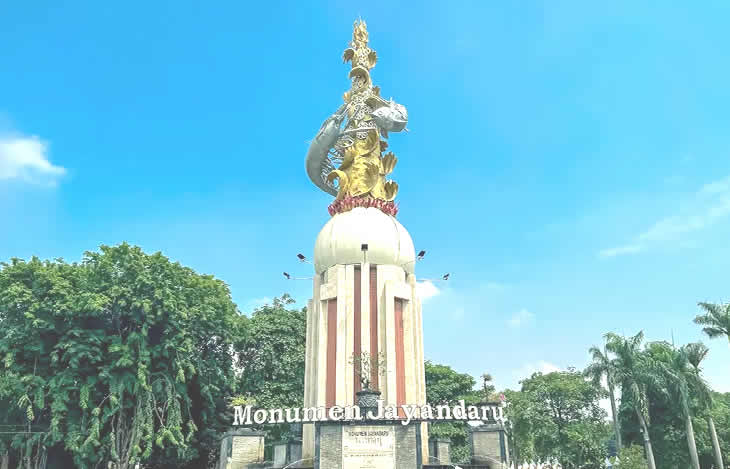 We provide Ngurah Rai International Airport, Denpasar (DPS), Bali pick-up and drop-off services to Sidoarjo, East Java, along with reliable inter-hotel transfer to all destinations in Bali, East Java, Central Java, Yogyakarta, West Java, Jakarta, Banten, private car and van rental with driver in a range of well-maintained, air-conditioned vehicles, including Toyota Avanza 5-seater car, Toyota Innova 6-seater car, and Toyota Hiace 14-seater van to suit your travel needs.